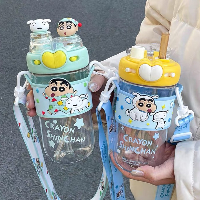 ขวดน้ํา2in1 Crayon Shinchan แก้วน้ำแก้วน้ำพลาสติกชินจัง Tritan/580ML กระติกน้ําห้อยค ถ้วยฟางเด็กนักเรียนของขวัญถ้