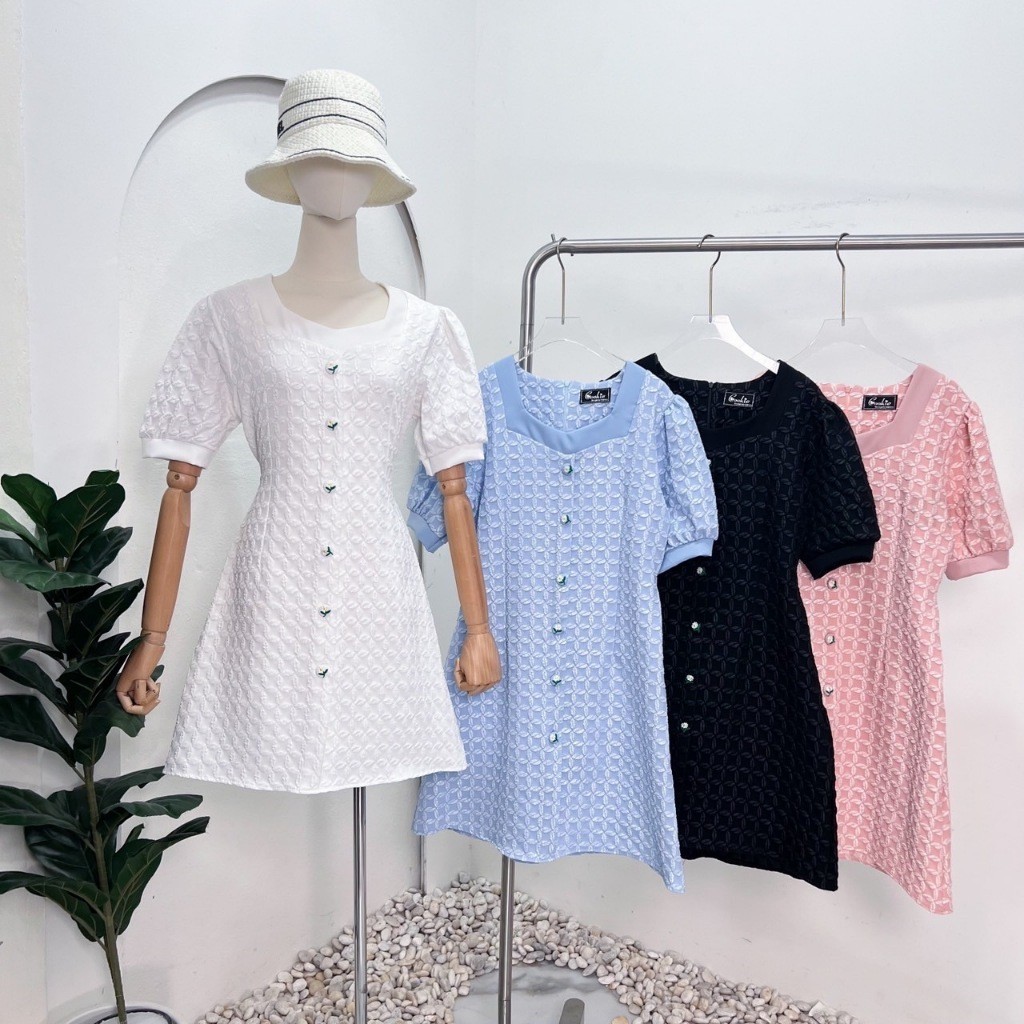 ชุดเดรสลักชูลายตารางทรงคอเหลี่ยมแต่งผ้าพื้น งานปักกระดุมดอกไม้ DR23