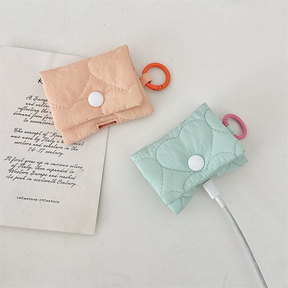 Love Heart Quilted Macaronกระเป๋าใส่เหรียญInsสไตล์ใหม่AirPodsชุดหูฟังบลูทูธน่ารักสีธรรมดาชุดหูฟังการจัดเก็บป้องกันกระเป๋านุ่ม