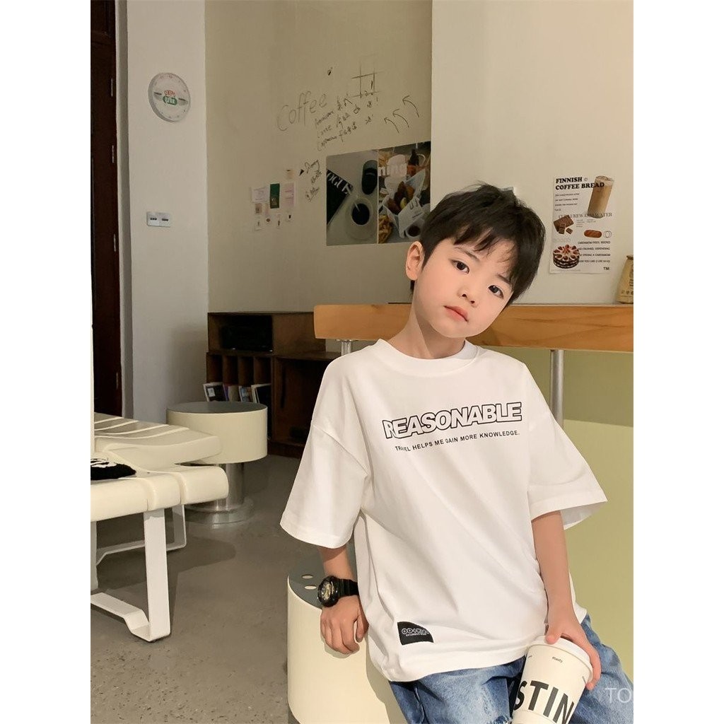 ฤดูร้อน เสื้อผ้าเด็กใหม่ ฤดูใบไม้ผลิ 2023 เสื้อยืดแขนสั้นเด็กชาย เสื้อแขนสั้นสไตล์เกาหลี แฟชั่นยอดนิยม O31O