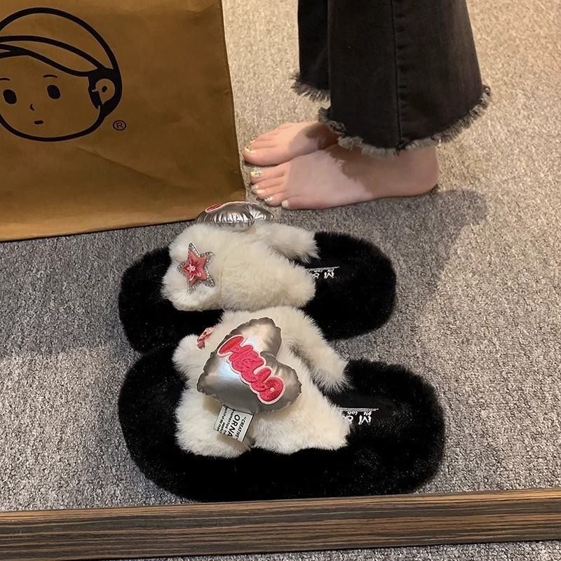 รองเท้าแตะผู้หญิงรองเท้าแตะ Silver Love Sweet Cool Furry รองเท้าแตะผู้หญิงสวมใส่ด้านนอก Influencer แฟชั่นฤดูใบไม้ร่วง All-Match หนา Soled สบาย Flip-Flops