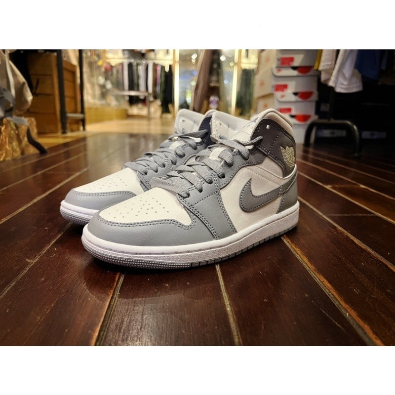 WMNS AIR a/j 1 MID สีเทา สีขาว BQ6472-115