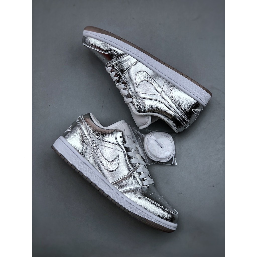 Air a/j 1 Low-Top Metallic Sier Casual Sports Jogging Shoes สีเทาเงิน FN5030 001