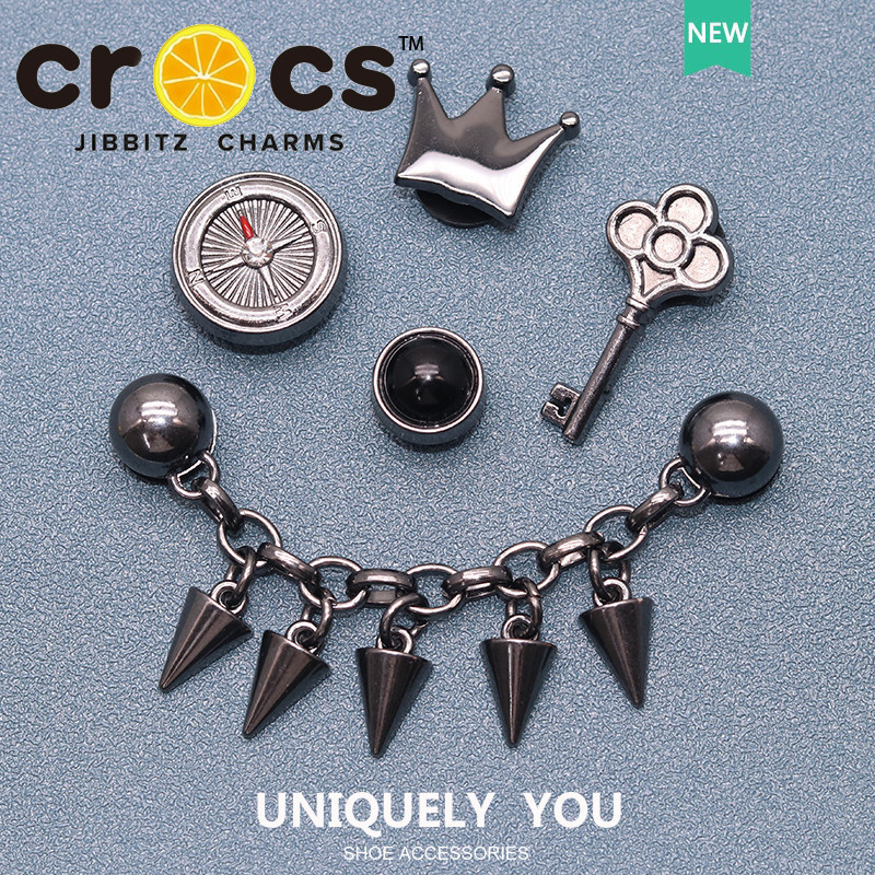 โลหะ jibbitz crocs charms รองเท ้ าหัวเข ็ มขัดอุปกรณ ์ เสริมรองเท ้ าสีดํา Punk แฟชั ่ นโลหะตกแต ่ งหัวเข ็ มขัด