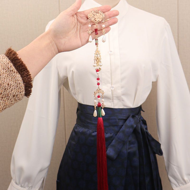 [คลังสินค้าพร้อม] กระโปรงหน้าม้า Hanfu ตกแต่ง Forbidden Step Press ปกเอวเครื่องประดับ Tang สไตล์โบราณจี้ Cheongsam กระโปรงอุปกรณ์เสริม 2025 กระโปรงหน้าม้าเอวสวมใส่ยาว T