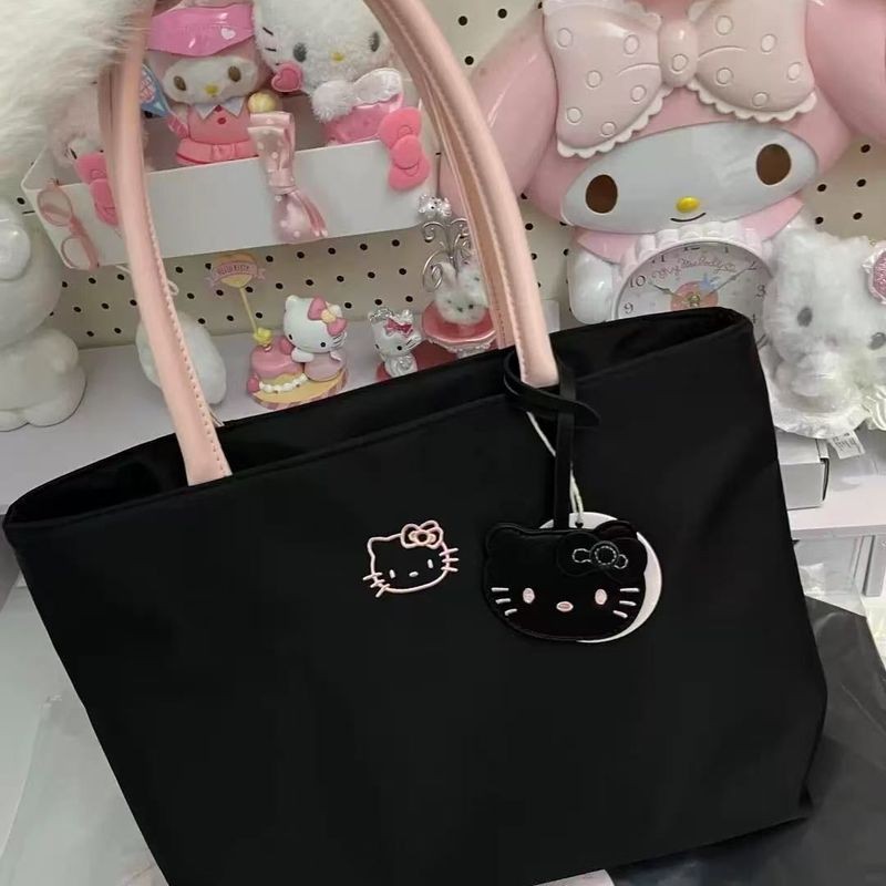 กระเป๋า โลก กระเป๋าถือแฟชั่น Hello Kitty สีดําพร้อมเครื่องประดับตัวละครน่ารักและดีไซน์อินเทรนด์