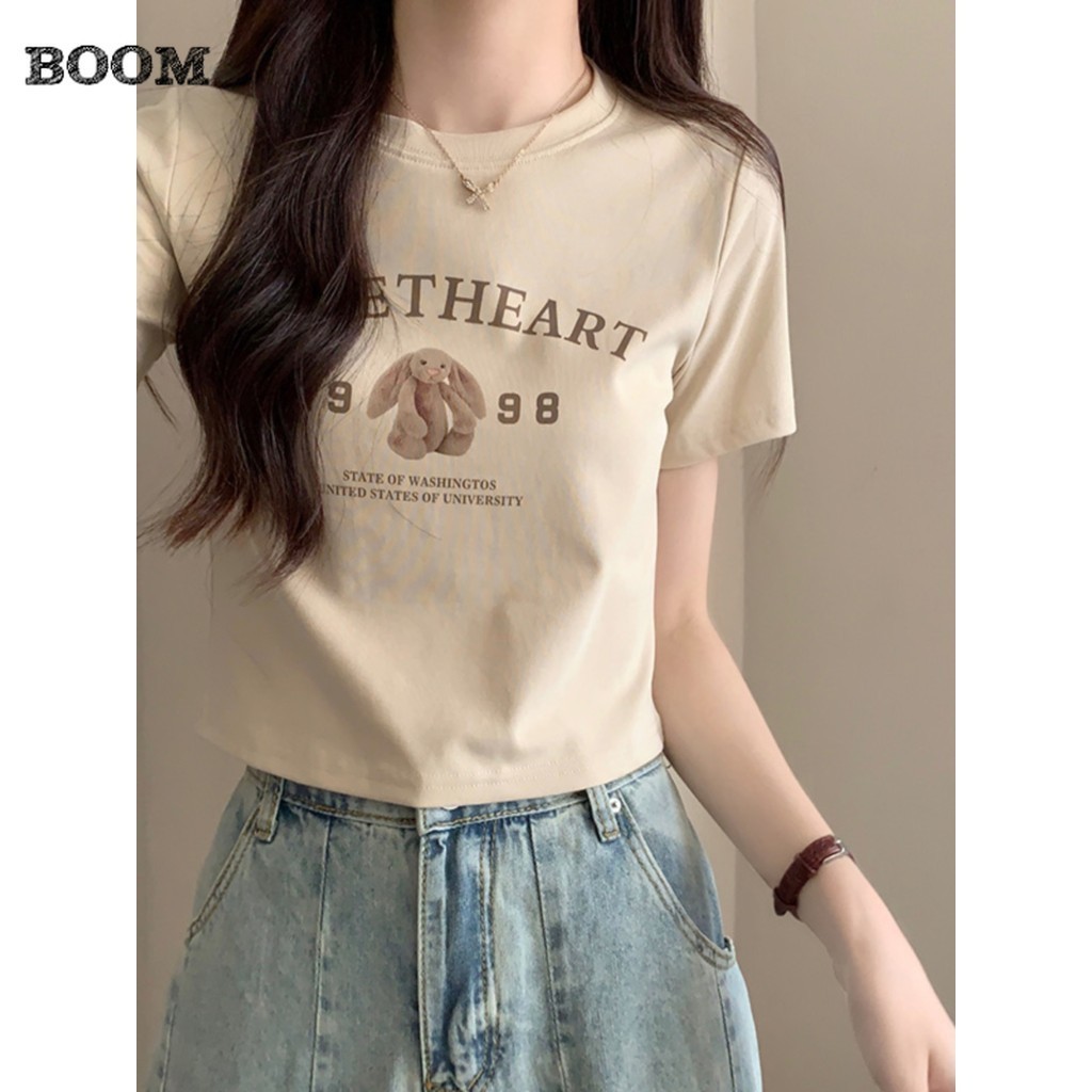 (กรุงเทพจัดส่งสินค้า)Boom Shop  ฤดูร้อน 2024 ตัวอักษรใหม่พิมพ์ผู้หญิงเสื้อยืดแขนสั้นอเมริกันวินเทจหวานเผ็ดสั้น