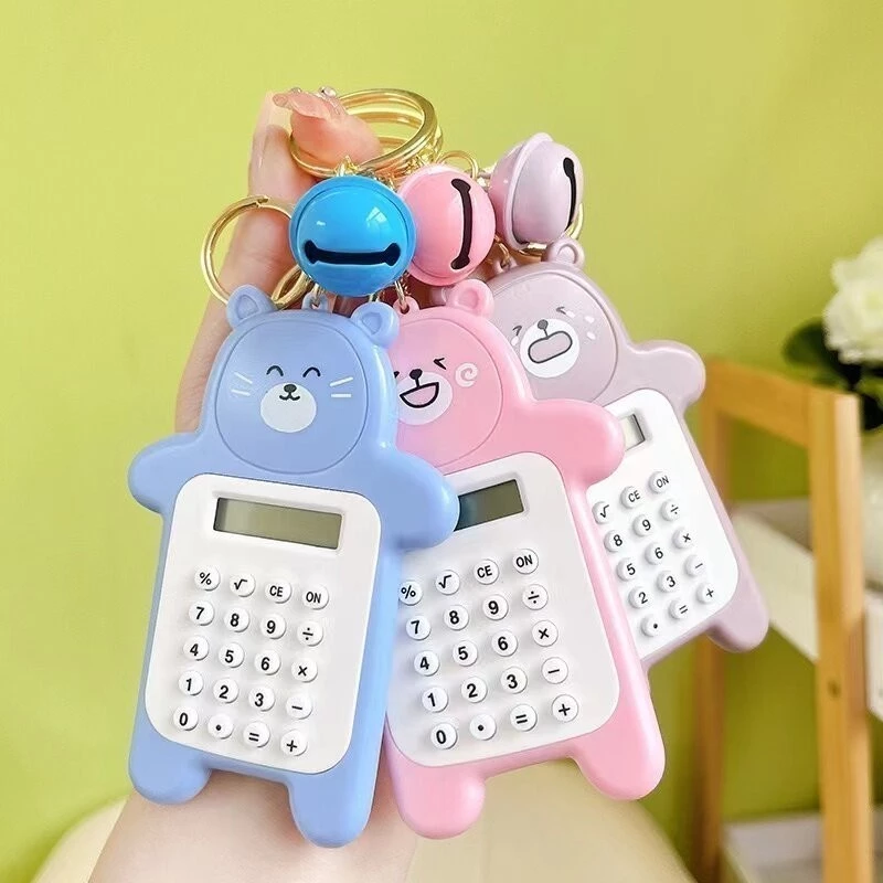 ZJ HOME เครื่องคิดเลขน่ารักการ์ตูนหมีขนาดเล็กพวงกุญแจเครื่องคิดเลขสำหรับนักเรียนเครื่องคิดเลขพกพาสอบ ,สีจัดส่งแบบสุ่ม
