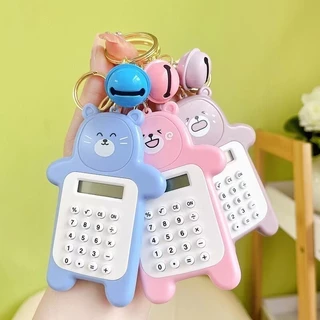 ZJ HOME เครื่องคิดเลขน่ารักการ์ตูนหมีขนาดเล็กพวงกุญแจเครื่องคิดเลขสำหรับนักเรียนเครื่องคิดเลขพกพาสอบ ，สีจัดส่งแบบสุ่ม