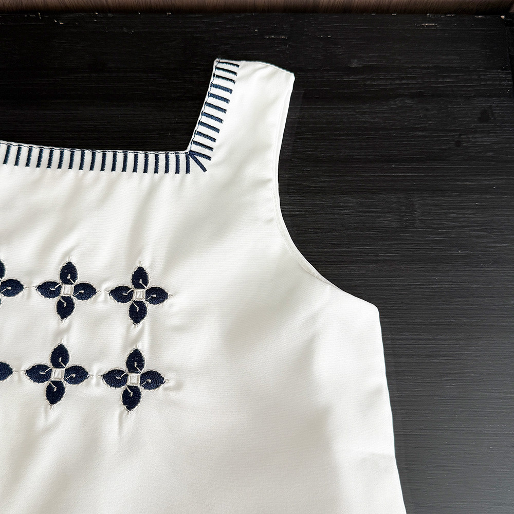 หมีผู้นําเกาหลีรุ่นดอกไม้เย็บปักถักร้อยเสื้อยืดด้านบน + กระโปรงชุดสองชิ้น 3-7 ปีแขนกุดธรรมดาสาวเสื้อผ้า รายา สวมใส่