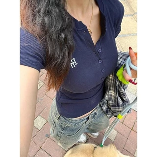 BIMI เสื้อยืดผู้หญิงสีน้ำเงินกรมท่า คอวี ทรงกระชับ ประดับปุ่ม สไตล์วินเทจแบบเกาหลี สำหรับใส่สบายในโอกาสพักผ่อน