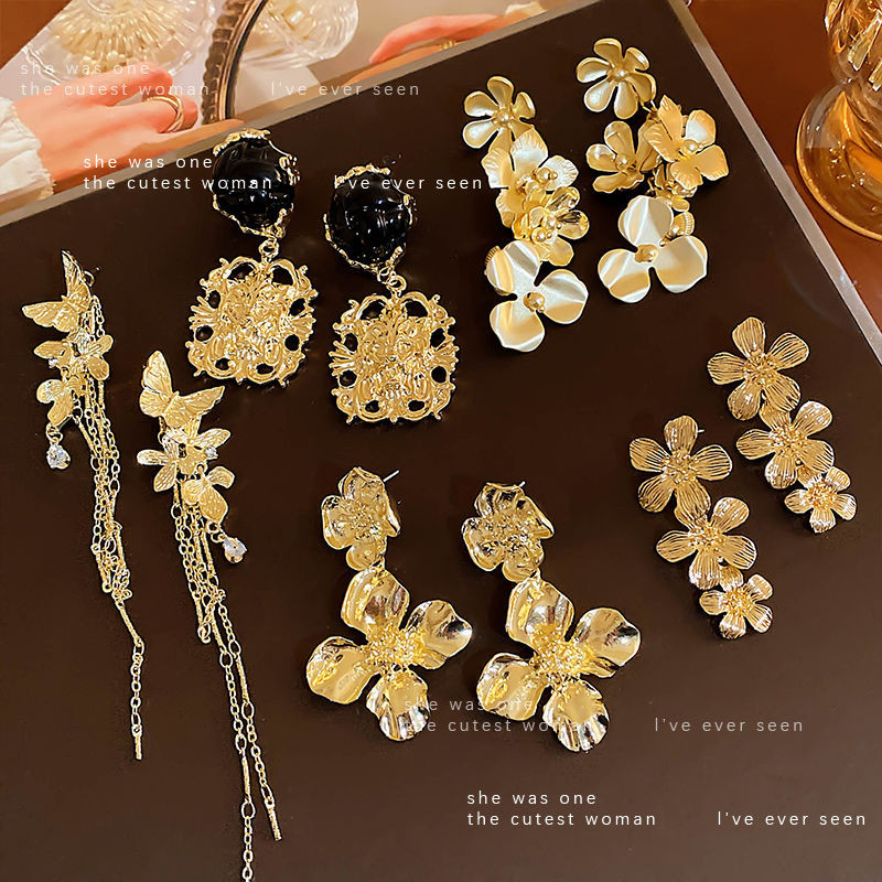 โลหะภาษาฝรั่งเศสคําพู่ต่างหูสุภาพสตรีหรูหรา Niche High-End Golden ต่างหูต่างหู