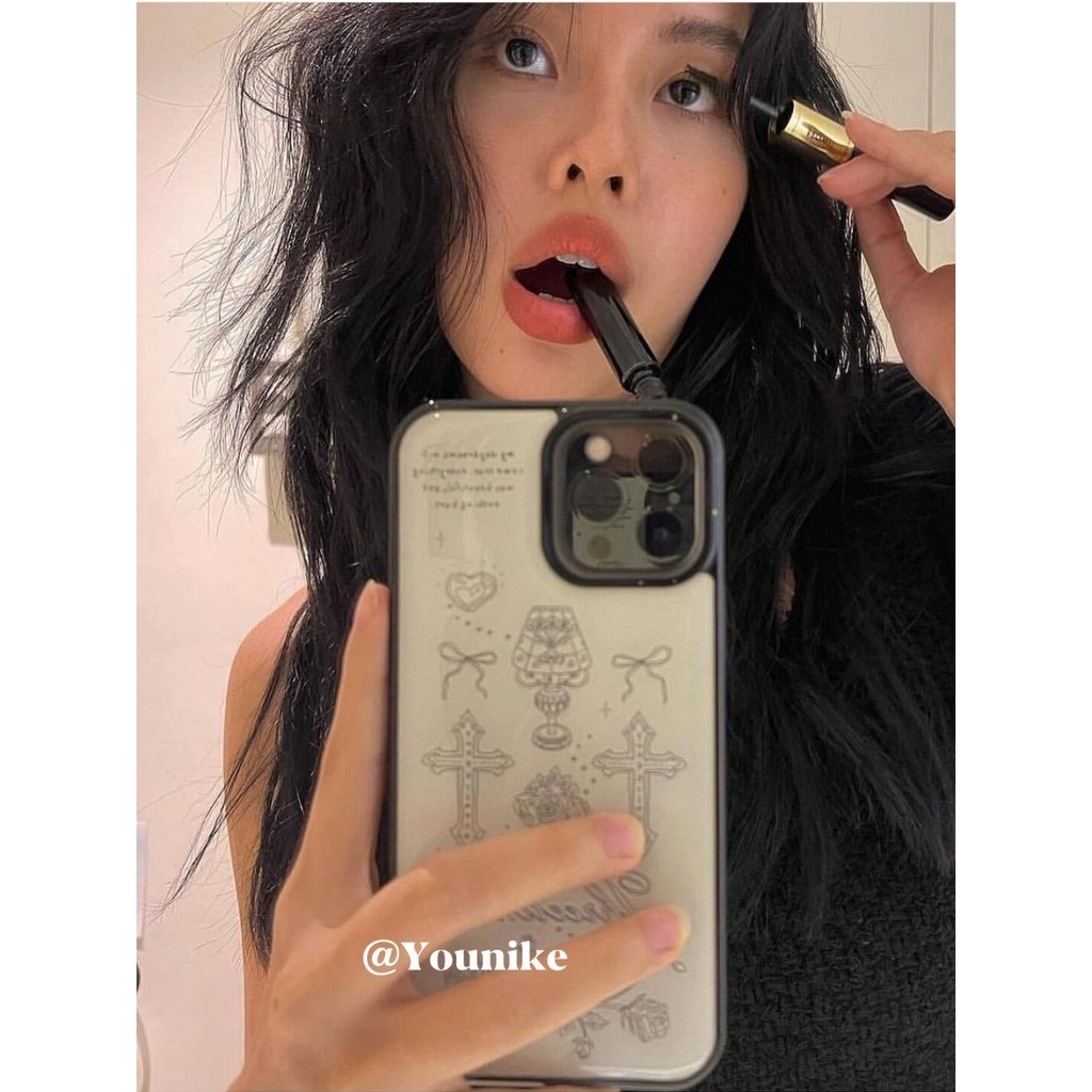 การออกแบบศิลปะย้อนยุคของบล็อกเกอร์ อินสตาแกรม พร้อมเคสโทรศัพท์โบว์ข้ามที่วาดด้วยมือหวานและเย็นสําหรับ ไอโฟน 15 มือโปร/14 โปรแม็กซ์ แอปเปิล 13/12/11 ราคา ถูกที่สุด ดีลบีเคเค