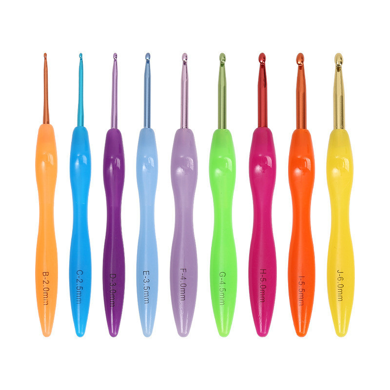 2.0-6.0 มม.อลูมิเนียมออกไซด์โครเชต์เส้นด้ายโครเชต์เข็มใหม่ลูกอมสีพลาสติกจับโครเชต์สีเสื้อกันหนาวถักก้านเข็ม