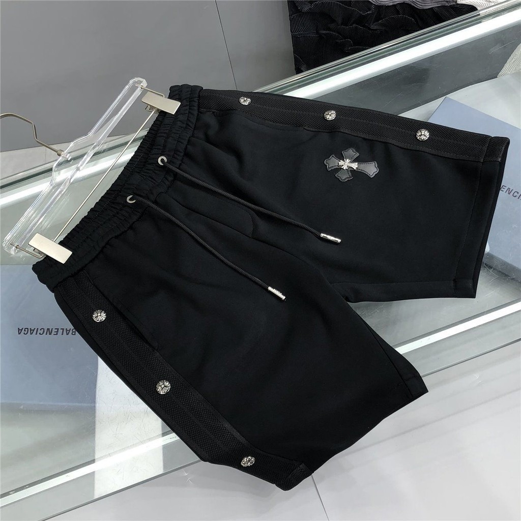 2024 ฤดูร้อนเสื้อผ้าผู้ชายระดับไฮเอนด์เย็บโลหะข้ามกีฬากางเกงขาสั้นลําลองหลวมชายหาดยุโรปกางเกงห้าจุด [คลังสินค้าพร้อม]