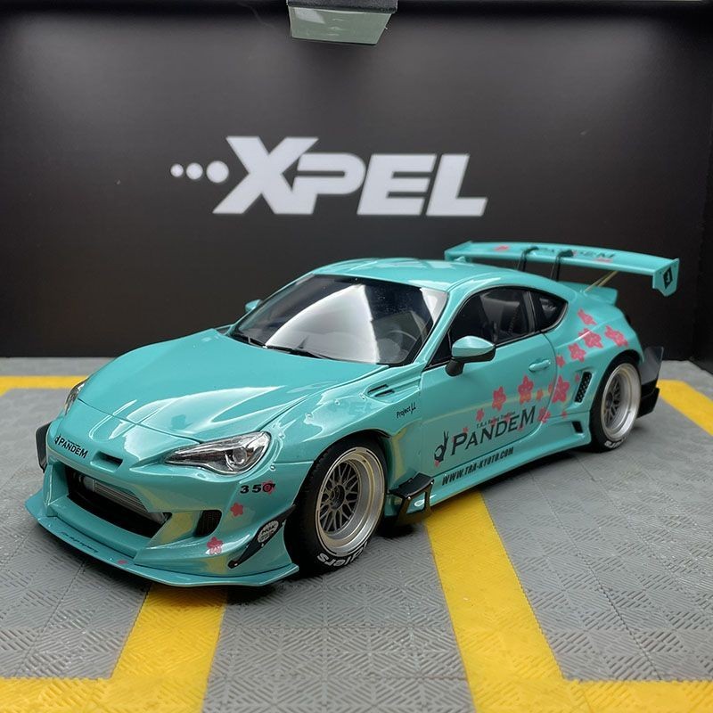 - N 1 ✺ 18 Toyota 86 Rocket Rabbit Wide Body Modified Cherry Blossom Version รถโลหะผสมของขวัญตกแต ่ 
