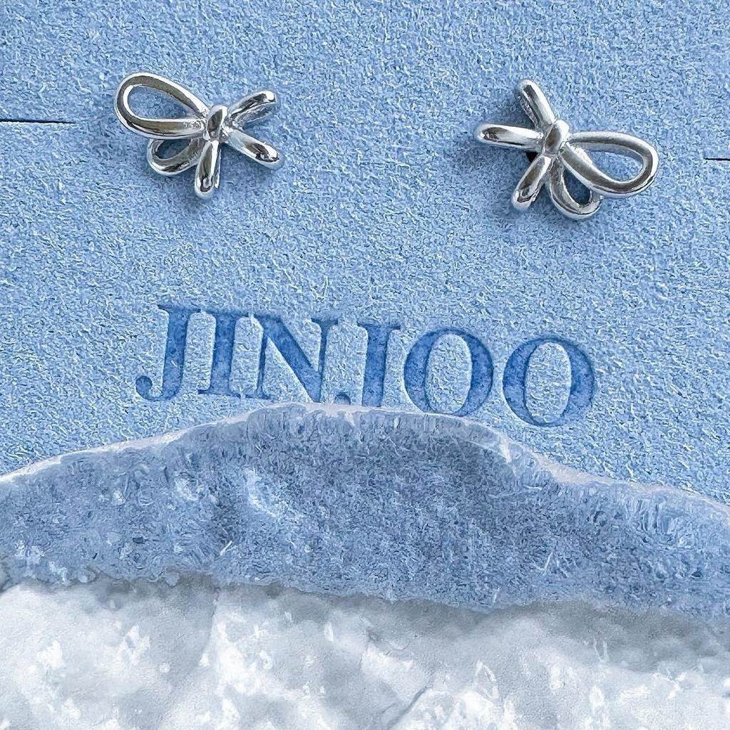 Jinjoo ต่างหูโบว์ รุ่น Elegant Ribbon Earrings ดีไซน์สวยน่ารัก (ราคาต่อคู่) แป้นทับ925 รหัส EJ20