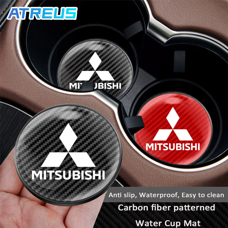 1/2ชิ้น Mitsubishi แผ่นรองแก้วน้ำในรถ​​ แผ่นรองขวดน้ำในรถยนต์ กันลื่น คาร์บอนไฟเบอร์ แผ่นรองแก้วเครื่องดื่ม สำหรับ Mitsubishi Xpander Cross Triton Grandis Attrage Mirage Outlander Xforce Pajero Sport ASX