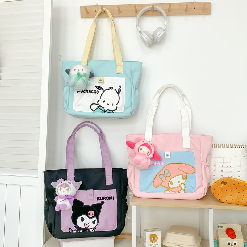 SANRIO สไตล์เกาหลี ซานริโอ กระเป๋าสะพายไหล่เดียวกลางแจ้งการจัดเก็บกระเป๋าผ้าใบความจุสูงการ์ตูนน่ารักนักเรียนกวดวิชากระเป๋าเป้สะพายหลังแฟชั่นและหลากหลายมือถือกระ