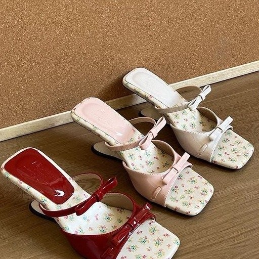 รองเท้าส้นเตี้ยแบบสวมสไตล์เกาหลี หัวเหลี่ยม โบว์ผูก PU กันลื่น ทนทาน สำหรับผู้หญิง แฟชั่นฤดูร้อน สวมใส่สบาย ราคาขายส่งจากโรงงาน