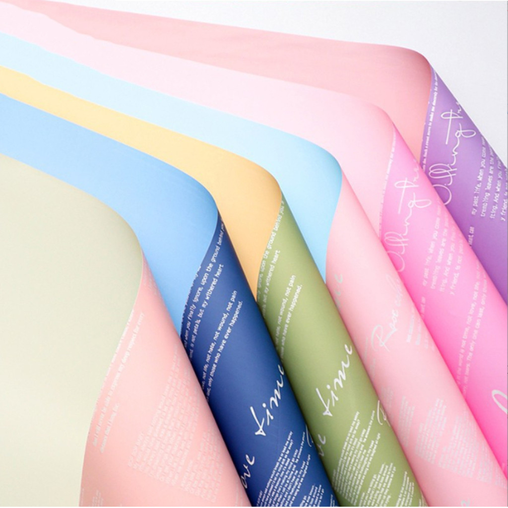 กระดาษฟลาวด์ลายตัวอักษร ขนาด 58x58 ซม. กระดาษห่อดอกไม้ กันน้ำ100% แผ่นพลาสติกห่อดอกไม้ อุปกรณ์จัดช่อดอกไม้ ดอกไม้ปลอม