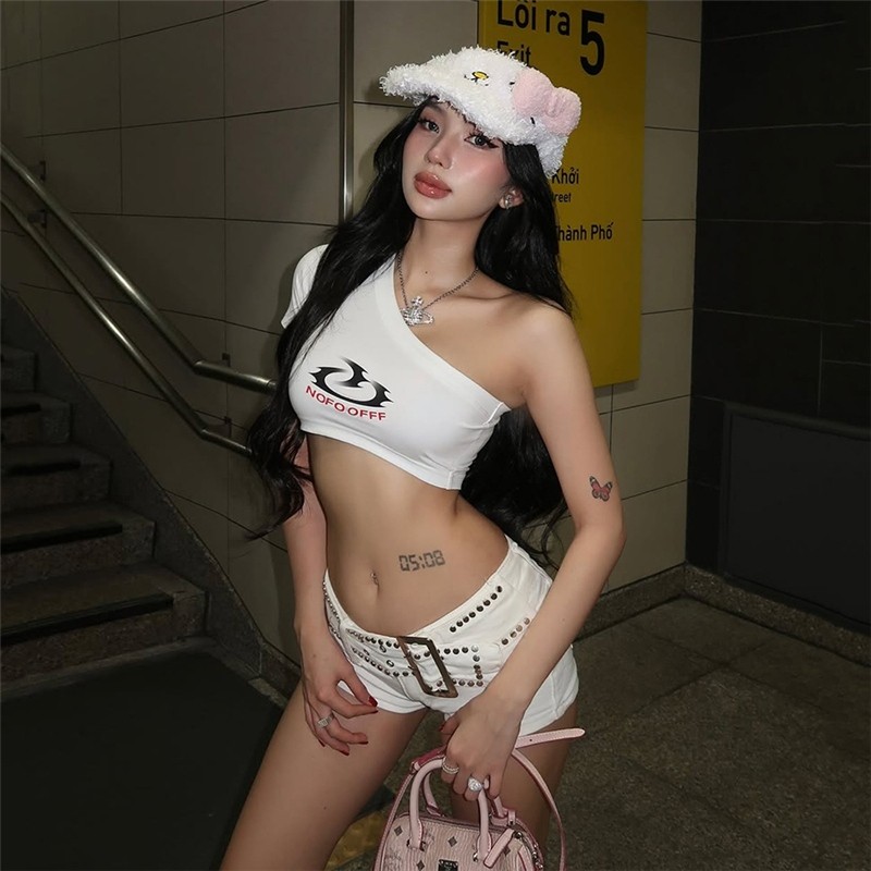 Kliou พิมพ์เสื้อยืดไม่สม่ําเสมอปิดไหล่แขนสั้นสะดือสัมผัสผู้หญิงแฟชั่นลําลองหวานสปอร์ตสไตล์อเนกประสงค์สาวเผ็ด