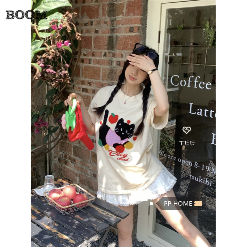 (กรุงเทพจัดส่งสินค้า)BOOM Shop OVERSIZE เด็กสาวตลก ~ เสื้อยืดแขนสั้นผู้หญิงฤดูร้อนน่ารักแมวปักสบาย ๆ คอกลมด้านบน