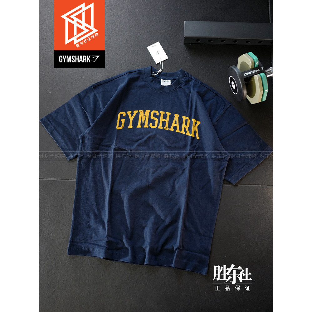 ขายร้อน GYNSHARK COLLEGIATE ผู้ชายฟิตเนสกีฬาแขนสั้นผ้าฝ้ายแท้หลวม Simple โลโก้การพิมพ์ All-Match เสื้อยืด 052