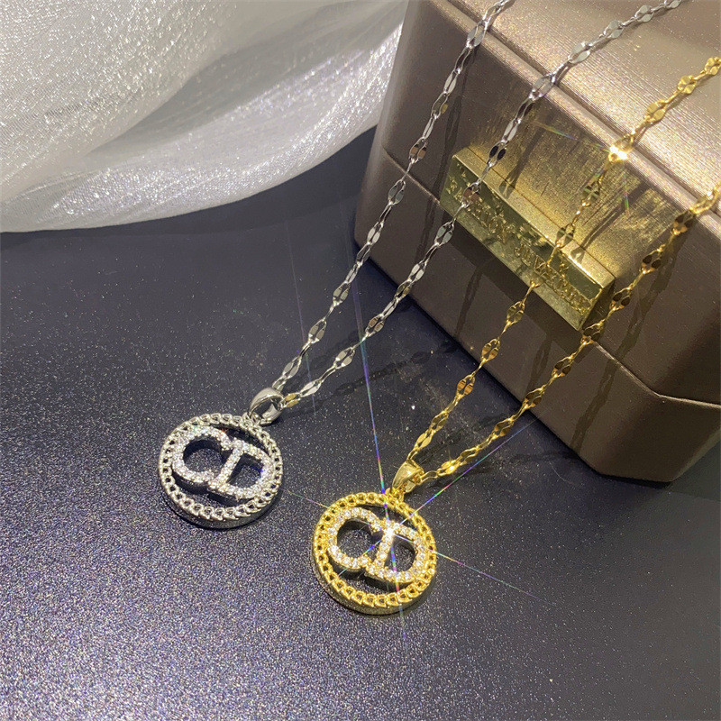 ตัวอักษร CD เพชรเต ็ มจี ้ สร ้ อยคอเหล ็ กไทเทเนียมแฟชั ่ นหรูหรา All-Match สแตนเลสสาว Clavicle Chain เครื ่ องประดับ