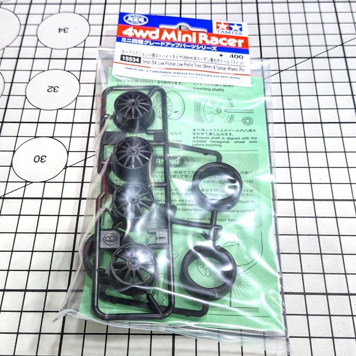 Tamiya 15534 Smal Dia Low Friction Low Profile Rubber 26mm & Carbon Wheels Fin