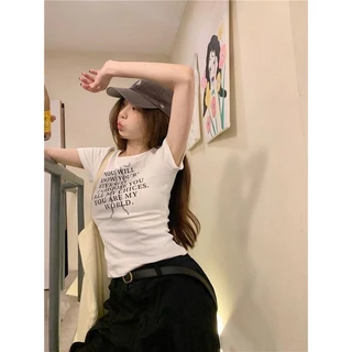 พร้อมส่ง เสื้อยืดผู้หญิง เสื้อยืดสวยๆผู้หญิง เสื้อยืดรัดรูป เสื้อยืดแขนสั้นพิมพ์ลายตัวอักษรแฟชั่นสาวร้อนใหม่ เสื้อครอป