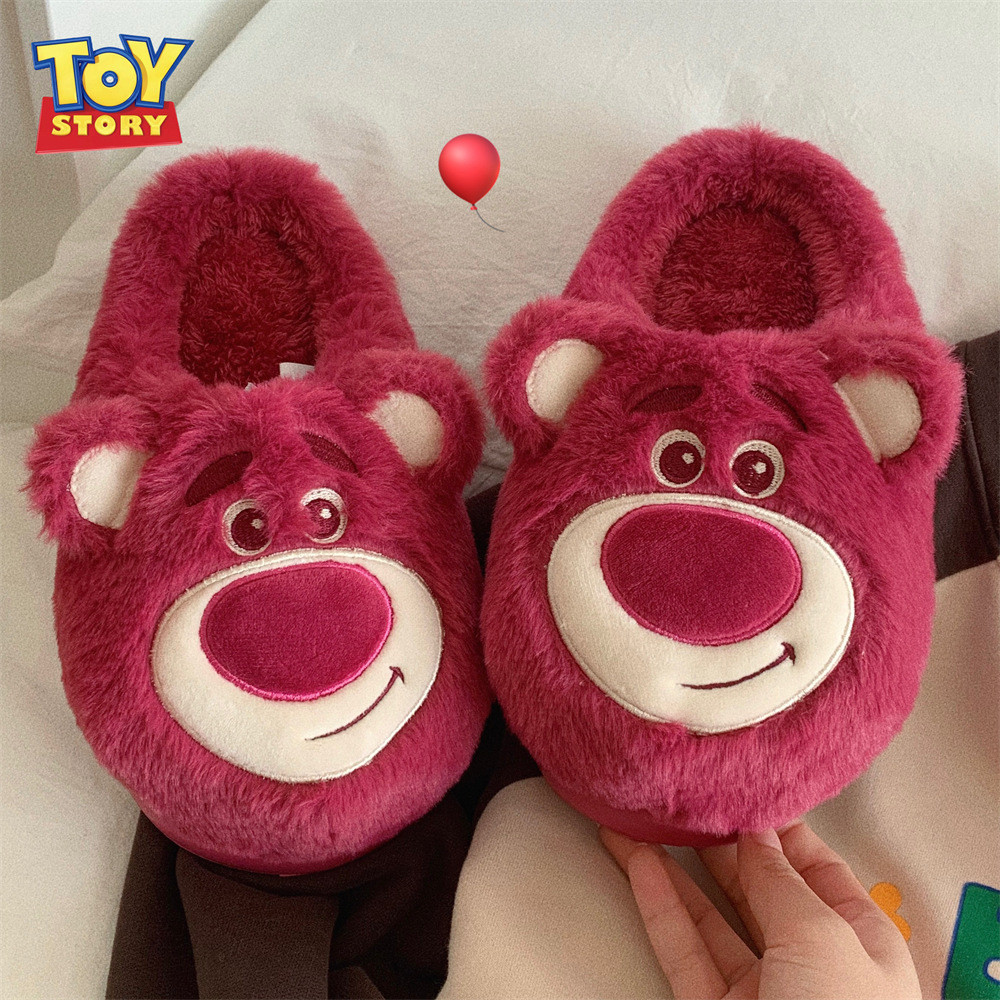 Xixitiao รองเท้าแตะลําลอง ผ้าฝ้าย ลาย Toy Story Strawberry Bear Baotou ใส่สบาย ให้ความอบอุ่น เหมาะกับฤดูใบไม้ร่วง และฤดูหนาว สําหรับสตรี