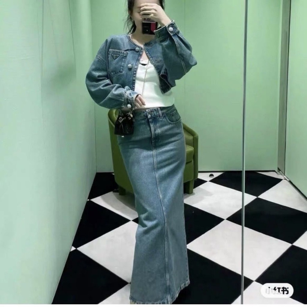 Prada2023 ฤดูใบไม ้ ร ่ วงฤดูหนาวสไตล ์ ใหม ่ ผู ้ หญิงสามเหลี ่ ยม Denim แจ ็ คเก ็ ตแฟชั ่ น All-Match แจ ็ คเก ็ ต + กระโปรงชุดผู ้ หญิง KWXP