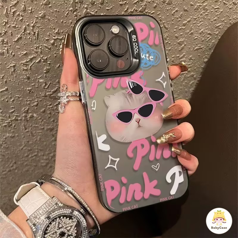 ตลกสีชมพูคิตตี้เย็นศิลปะโลหะสีดำเลนส์ซอฟท์แขน iPhone 11 14 15 7Plus 13 12 Pro Max 14 15 6 8 Plus X XS XR MAX SE 2020