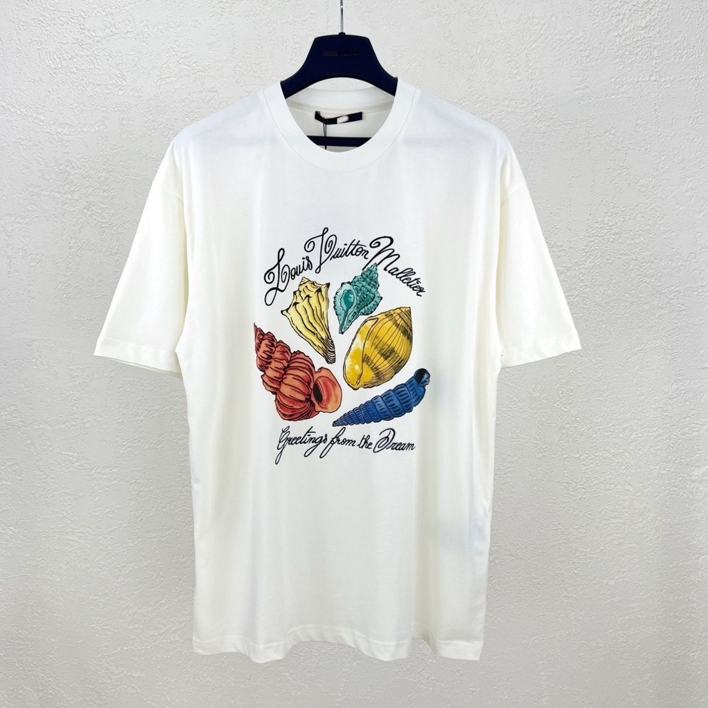 24ฤดูร้อนใหม่เสื้อยืด เลเวล ผ้าฝ้ายสีหอยสังข์พิมพ์น้ําแบรนด์ผู้ชายและผู้หญิงกับโจ๊กหล่อแขนสั้นเสื้อยืดปก+แท็ก