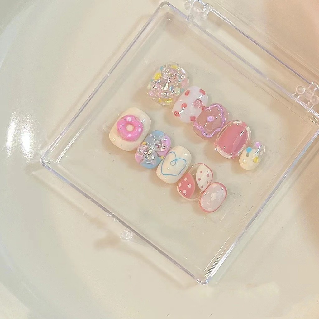 น่ารัก Niche Handmade สวมใส่เล็บการ์ตูน Aurora Bear เล็บปลอมที่ถอดออกได้สั้นหวาน Childish Donut กดเล็บ Art
