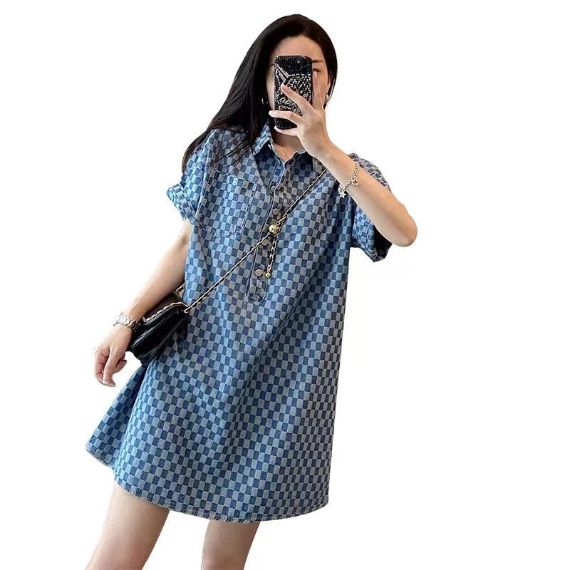 Xiaoma1111-150กก.ไขมันมม.ผ้ายีนส์ชุดสีฟ้าผู้หญิงฤดูร้อนสไตล์ใหม่ขนาดใหญ่พิเศษความยาวกลางหลวมแขนสั้นเสื้อยืดกระโปรงสไตล์หุ้มเกราะมีความสุข LYNL