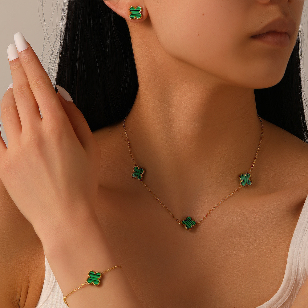 แฟชั่นข้ามพรมแดนสแตนเลสสามเครื่องประดับดอกไม้สี่ใบยุโรปและอเมริกาใหม่ไทเทเนียมเหล็กไม่ซีดจางชุดเครื่องประดับดอกไม้