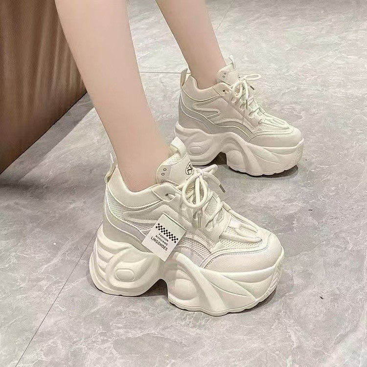 รองเท้ากีฬาส้นหนาผู้หญิง น้ำหนักเบา ใส่สบาย ทันสมัย ​​แมตช์ง่าย รองเท้าสีขาวเล็ก เหมาะกับผู้หญิง (9 ซม.)