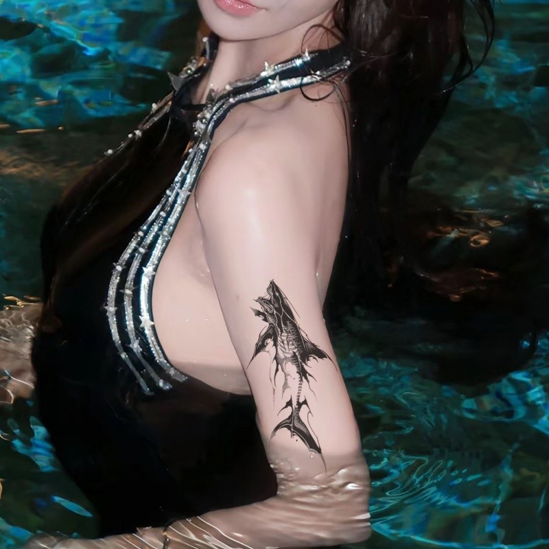รอยสักลายฉลามสาวเซ็กซี่ไหล่พืชสักสติกเกอร์รอยสักกันน้ําติดทนนาน15วันสติกเกอร์ผิวรอยสักปลอมชั่วคราว