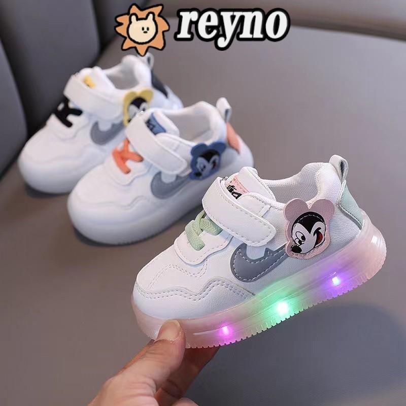 Reyno รองเท้าผ้าใบลําลอง พื้นนิ่ม ลายการ์ตูนมิกกี้เมาส์ มีไฟ LED เรืองแสง สีขาว ใส่สบาย สไตล์เกาหลี สําหรับเด็กนักเรียนผู้ชาย ผู้หญิง