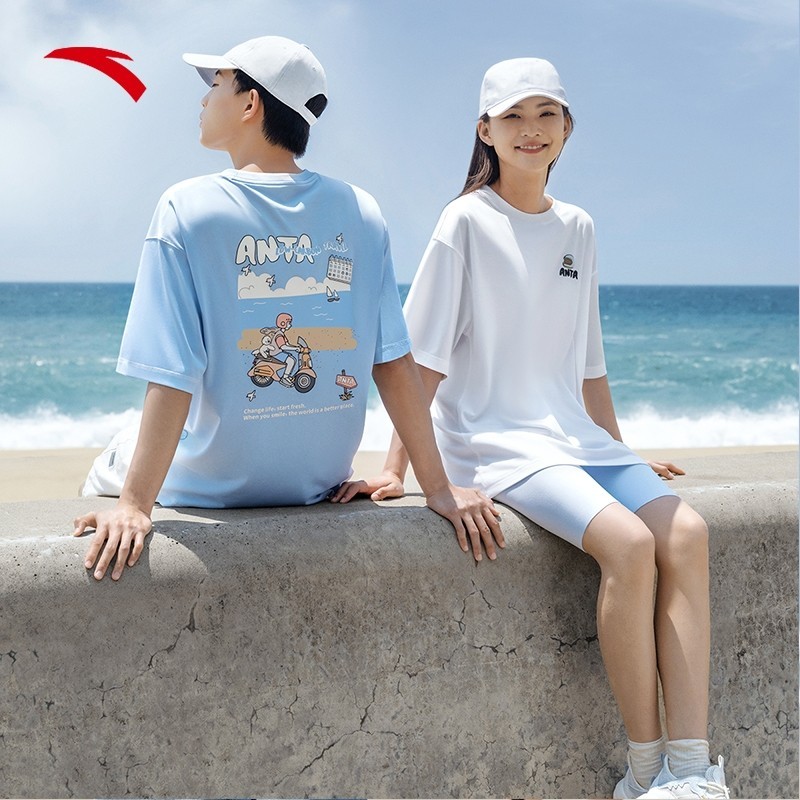 [หวัง อี้ ป๋อ] ANTA Wang YiBo Travel Couples Shirts เสื้อยืดคู่รัก Unisex 962328122-4 Official Store