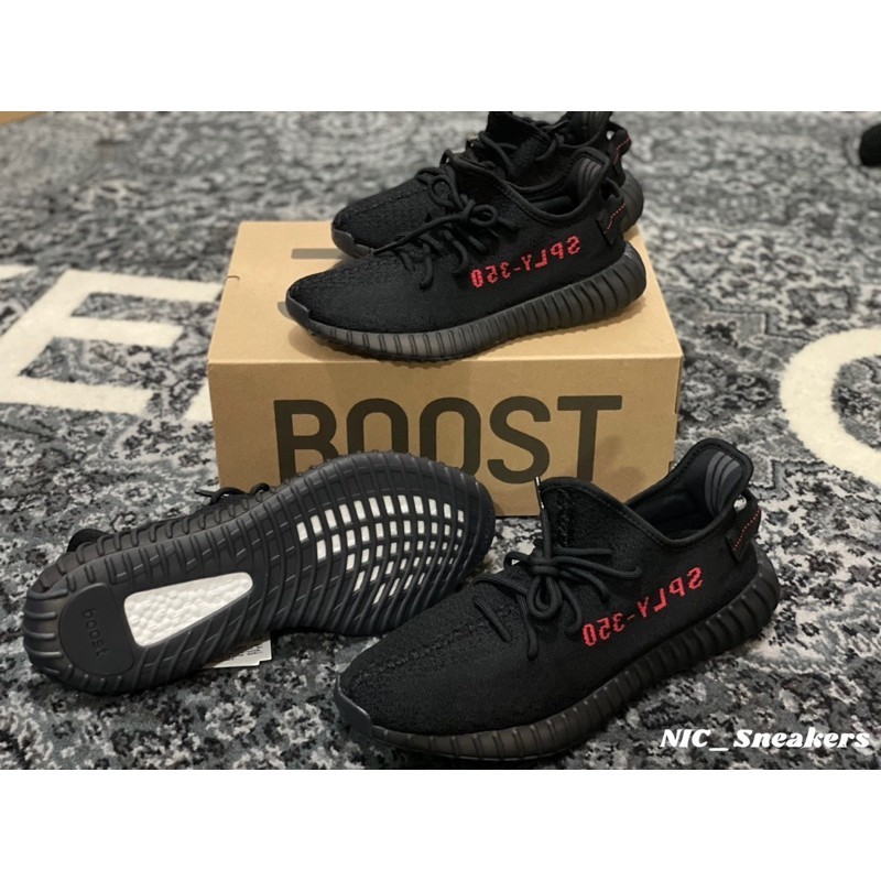 รองเท้าผ้าใบคุณภาพสูง 2020 YEEZY Boost 350 V2 Red Letter บนพื้นหลังสีดํา CP9652