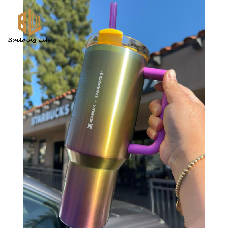 Starbucks Stan ley Tumbler Limited American Style Stan ley Joint Gradient Carnival Cup สแตนเลสฉนวนฟางจับถ้วยน้ําขนาดใหญ่ความจุ 40oz