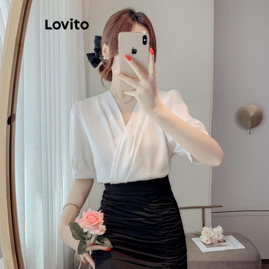 Lovito เสื้อเบลาส์ผู้หญิง แต่งจีบ แบบอสมมาตร สีพื้น สไตล์ลำลอง LNE52390