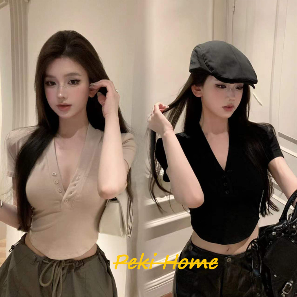 สไตล์ที่เจ๋งมาก! เสื้อยืดรูปทรง V-Neck ที่เข้ารูปได้อย่างลงตัว สำหรับช่วงฤดูใบไม้ผลิใหม่