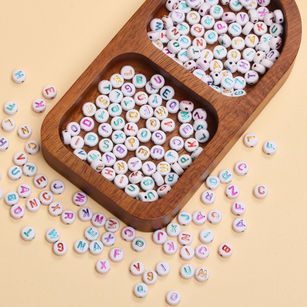 100 ชิ ้ นแฟชั ่ นสุ ่ มผสมตัวอักษรลูกปัด DIY สร ้ อยข ้ อมือพวงกุญแจทําวัสดุทําด ้ วยมือ