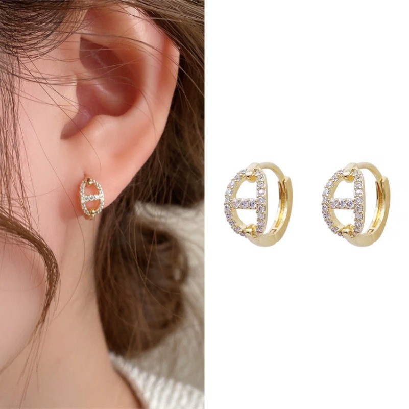 Gold Plated Hollow Out Hoop ต่างหูสําหรับผู้หญิง Zirconia สไตล์เกาหลีออกแบบหูหัวเข็มขัด 2025 แฟชั่นเครื่องประดับอุปกรณ์เสริม
