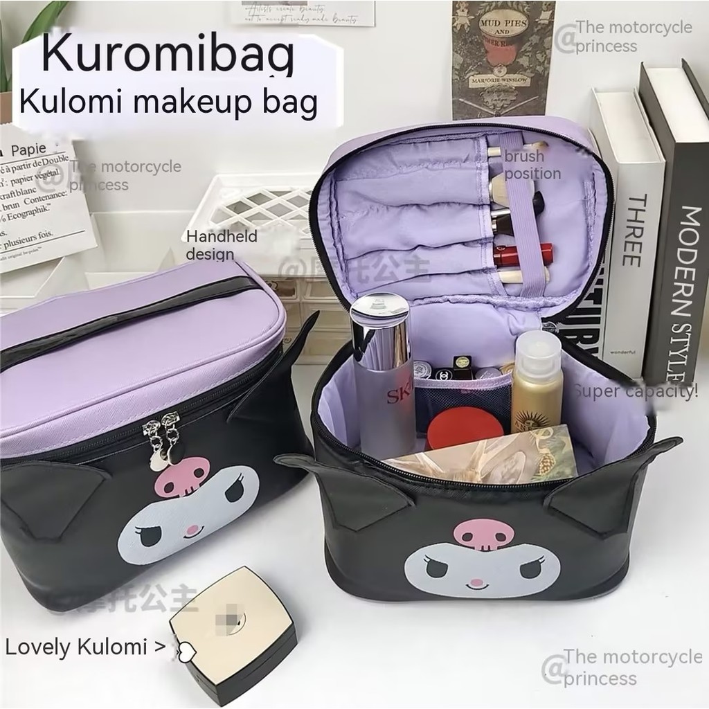 SANRIO กระเป๋าถือ ซานริโอ คุโรมิ ปีศาจน้อยความจุขนาดใหญ่แบบพกพาฤดูร้อนเดินทางแบบพกพาอุปกรณ์อาบน้ําจัดเก็บกระเป๋าแต่งหน้า
