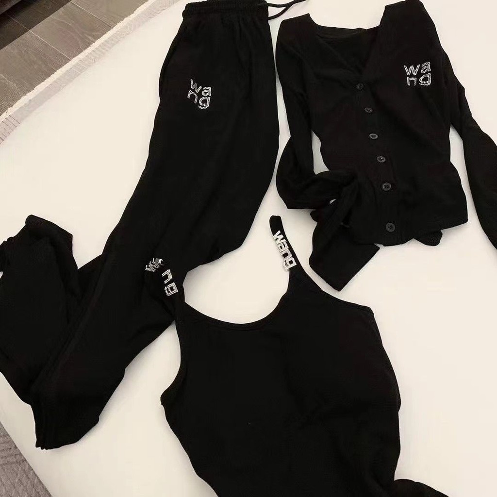 [คลังสินค้าพร้อม] เวอร์ชั่นเกาหลีชุดสูทสามชิ้นเพชรชุดลําลอง 2025 ตัวอักษรสไตล์ใหม่แจ็คเก็ตขนาดเล็กสลิงคาร์ดิแกนกางเกงขากว้างสูท